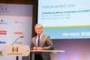 Franz-Peter Falke, Präsident Markenverband, begrüßt und eröffnet das Forum Marke.