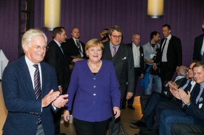 Herzlicher Empfang für die Bundeskanzlerin auch im Saal