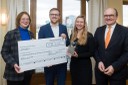 Tabea Rößner MdB und Christian Köhler mit den Preisträger der Kategorie Print / Online Lea Weinmann und Nils Wischmeyer 